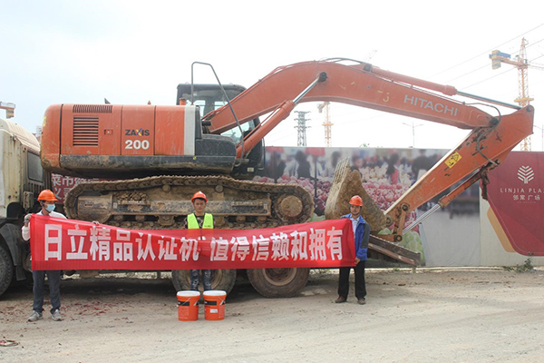 鄒貴才之弟與日立建機(jī)工作人員合影留念