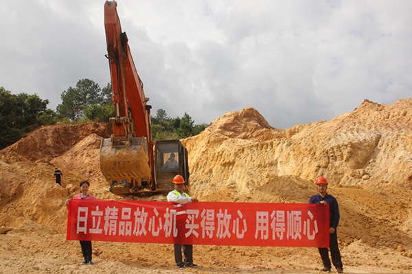 李紹強(qiáng)（中）與日立建機(jī)工作人員合照